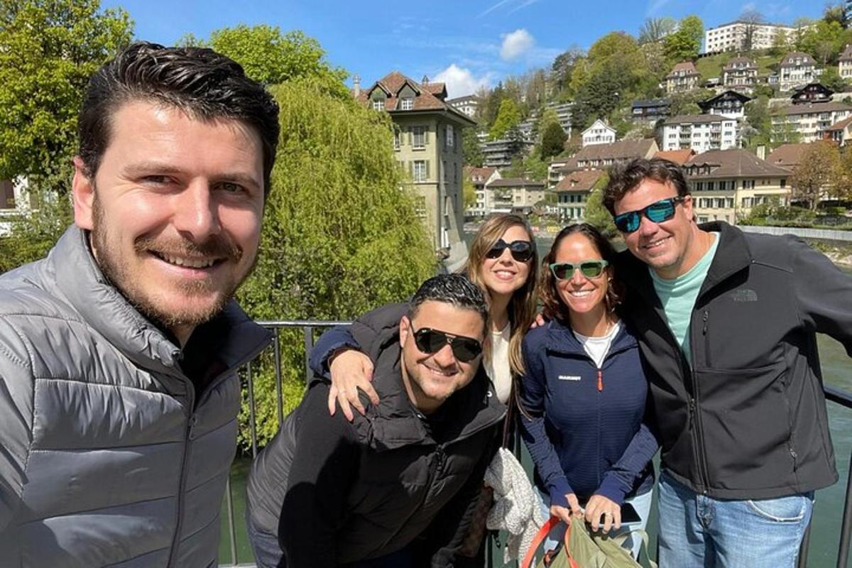 skupina lidí pózujících pro fotografii