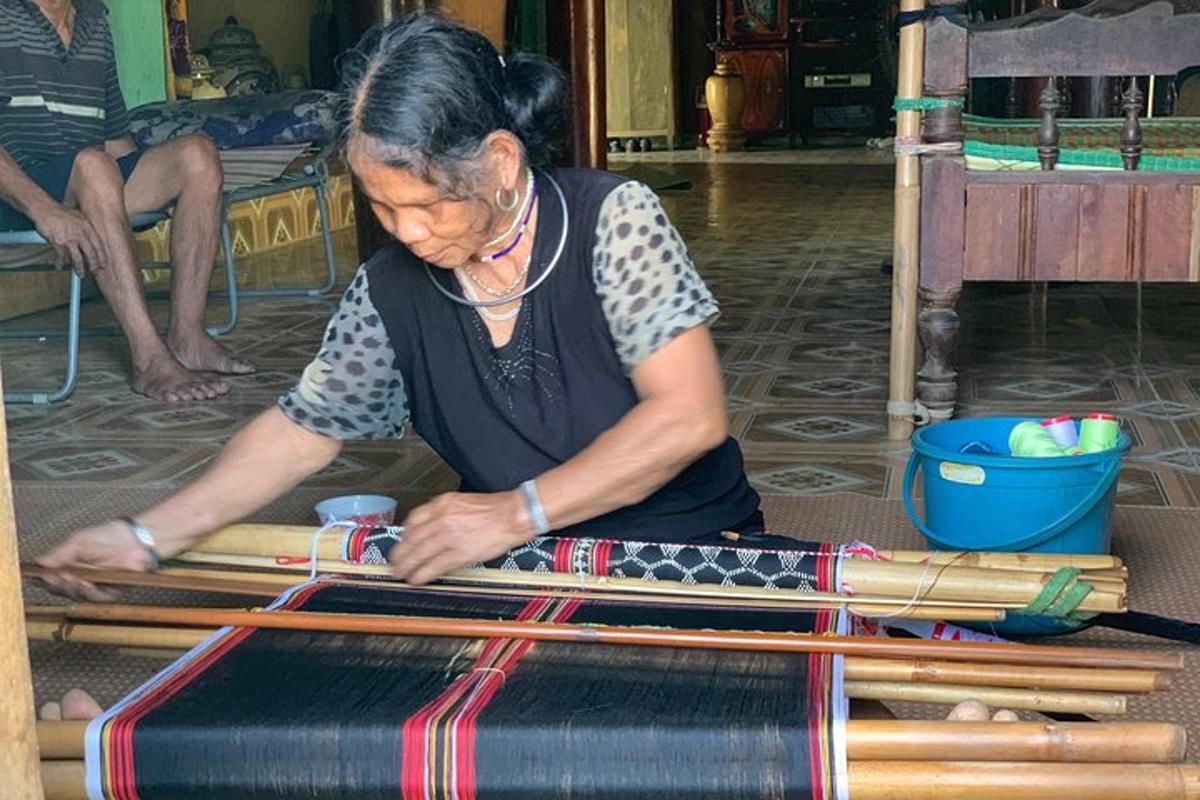 una donna sta lavorando su un pezzo di legno