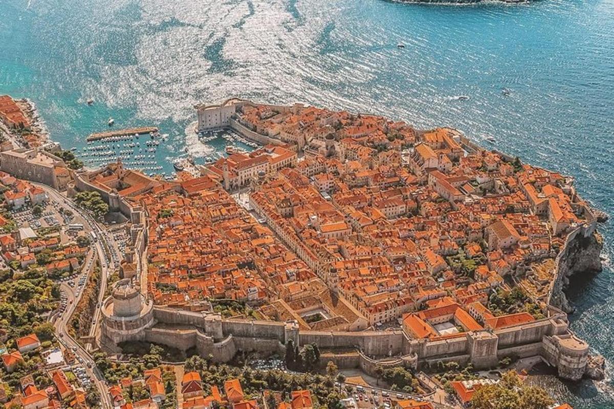 uma vista aérea de uma cidade com o oceano