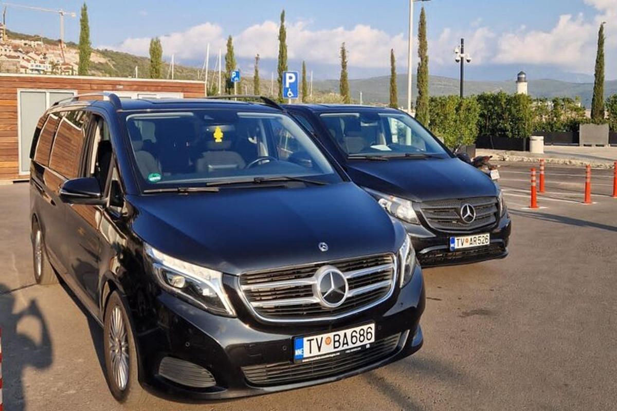 due auto parcheggiate una accanto all'altra in un parcheggio