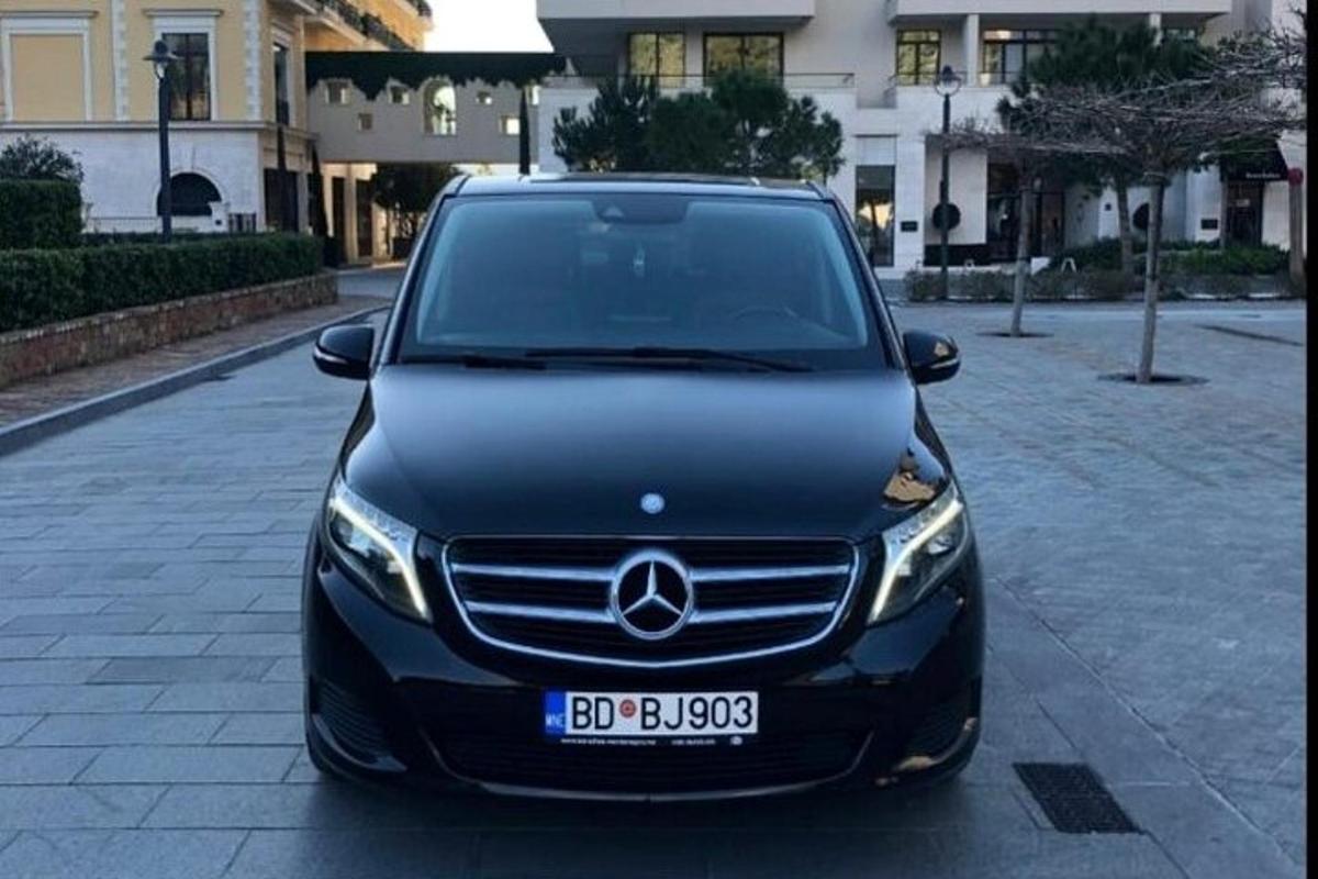 čierne auto Mercedes Benz zaparkované na ulici