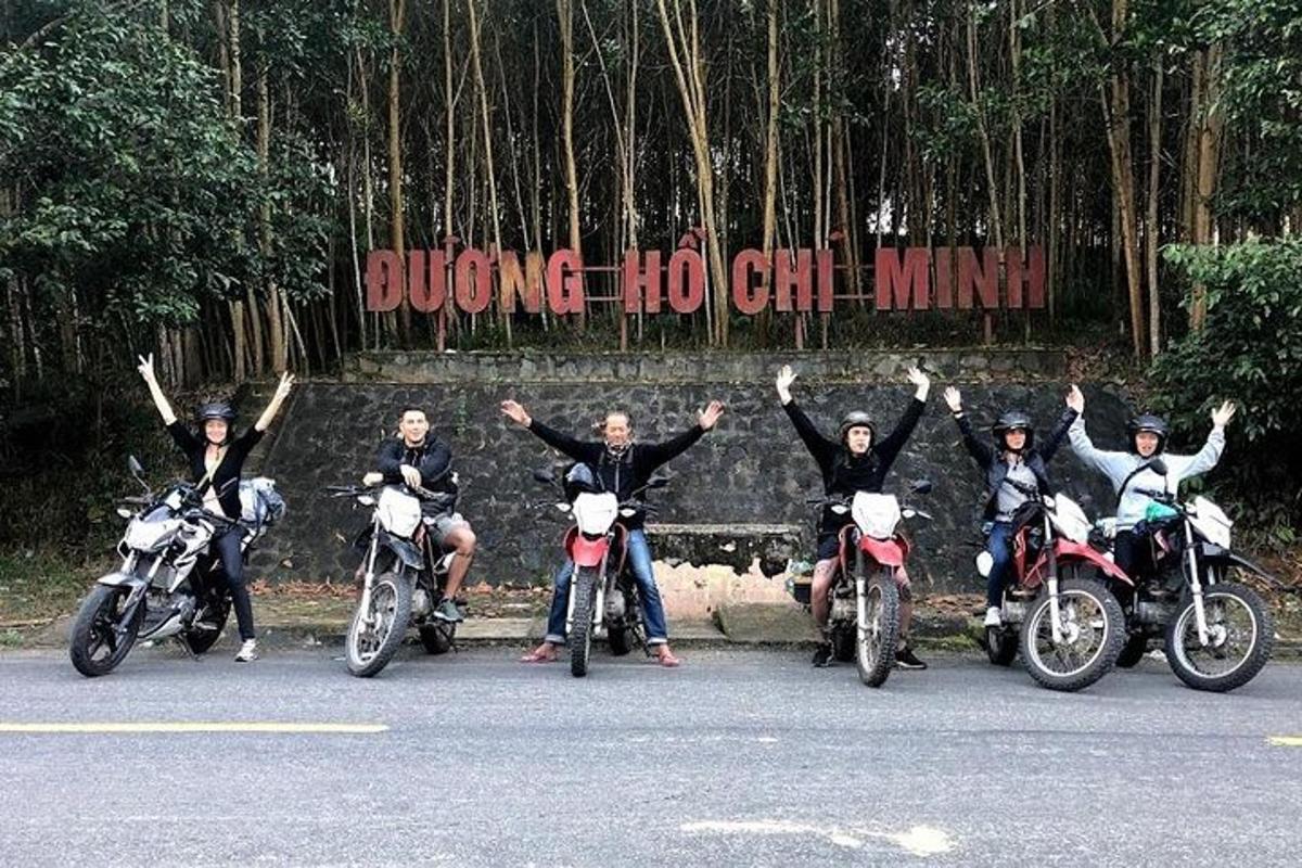 un gruppo di persone in moto con le braccia alzate