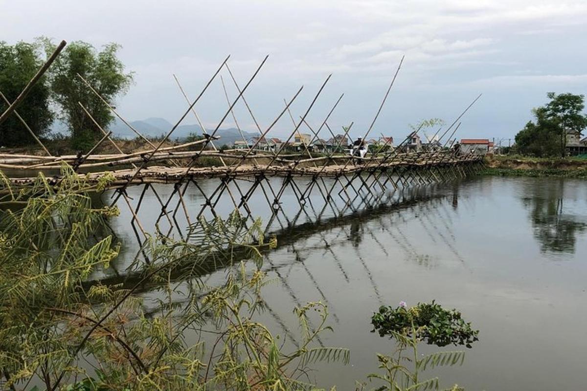 un ponte sopra uno specchio d'acqua con alberi