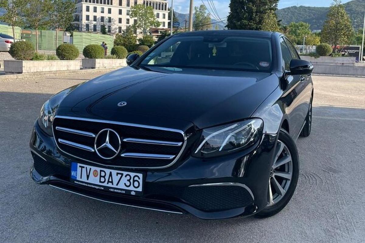 Černé auto Mercedes Benz zaparkované na parkovišti