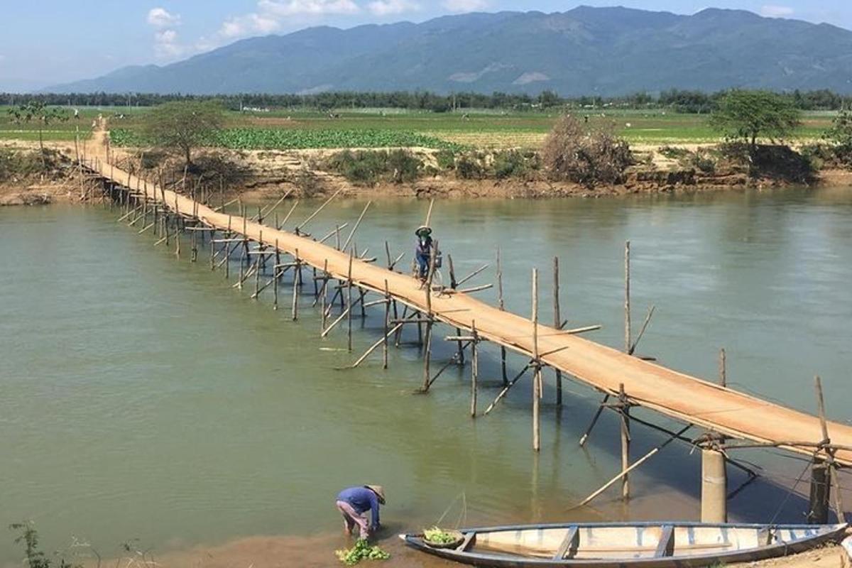 due persone su un ponte sopra un fiume con una barca