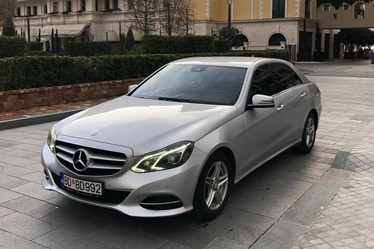 stříbrné auto je zaparkované na ulici
