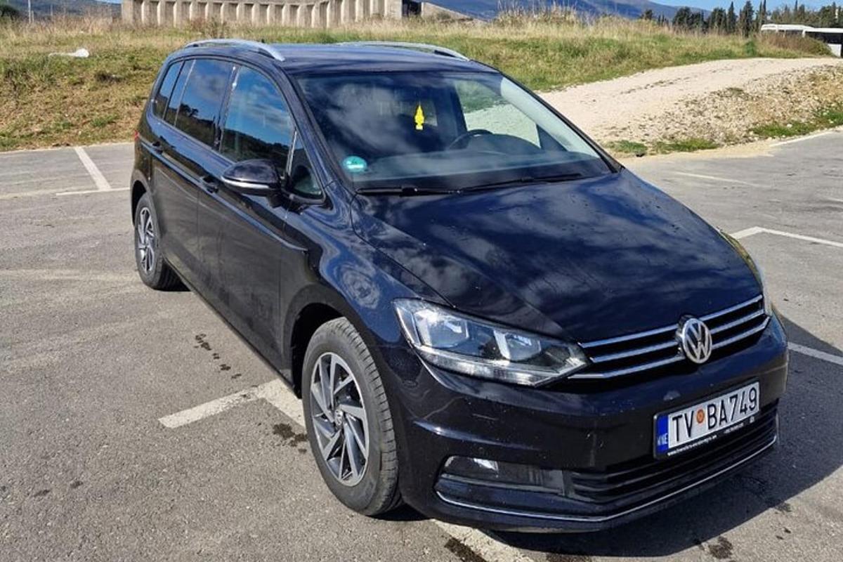 modré auto zaparkované na parkovišti