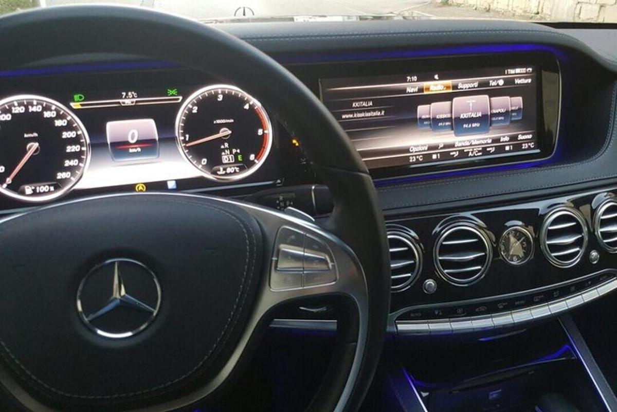 ένα ταμπλό μιας Mercedes