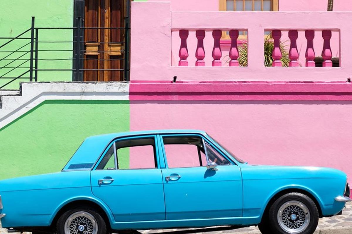 Un coche azul aparcado delante de un edificio