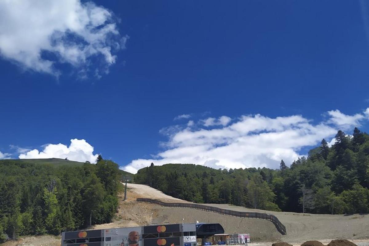 un autobus è parcheggiato sul fianco di una montagna