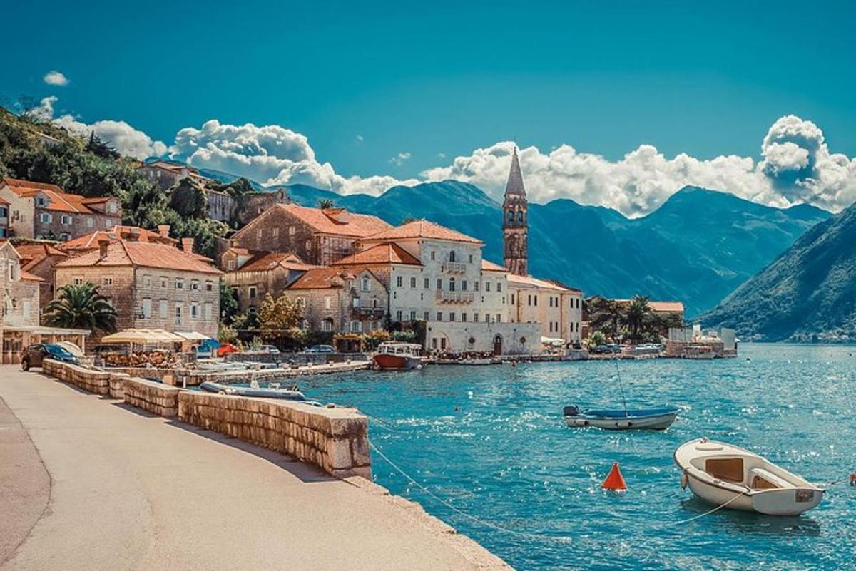 una città su un fiume con barche in acqua