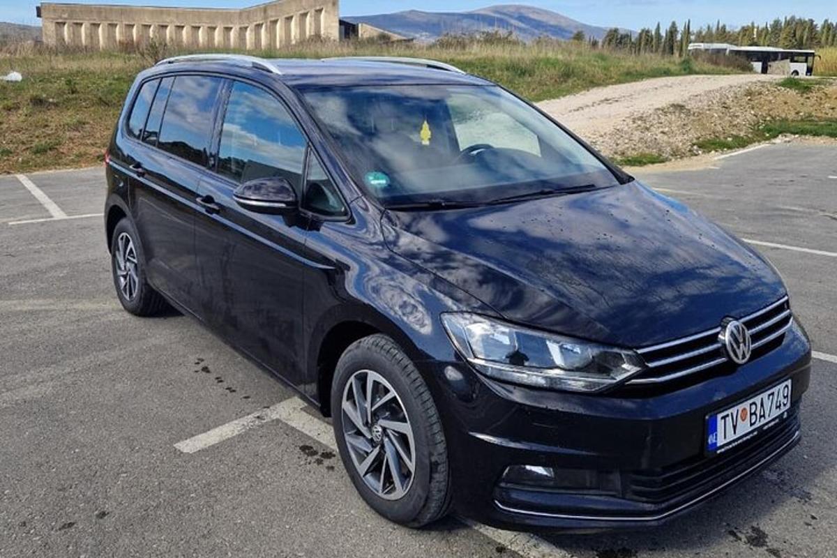 un'auto nera parcheggiata in un parcheggio