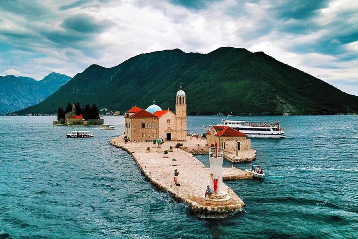 una piccola isola nell'acqua con una chiesa