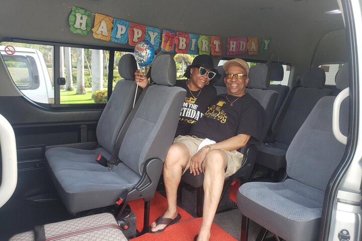 dua lelaki duduk di belakang bas