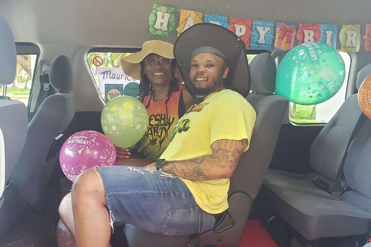seorang lelaki dan seorang wanita duduk di dalam kereta dengan belon