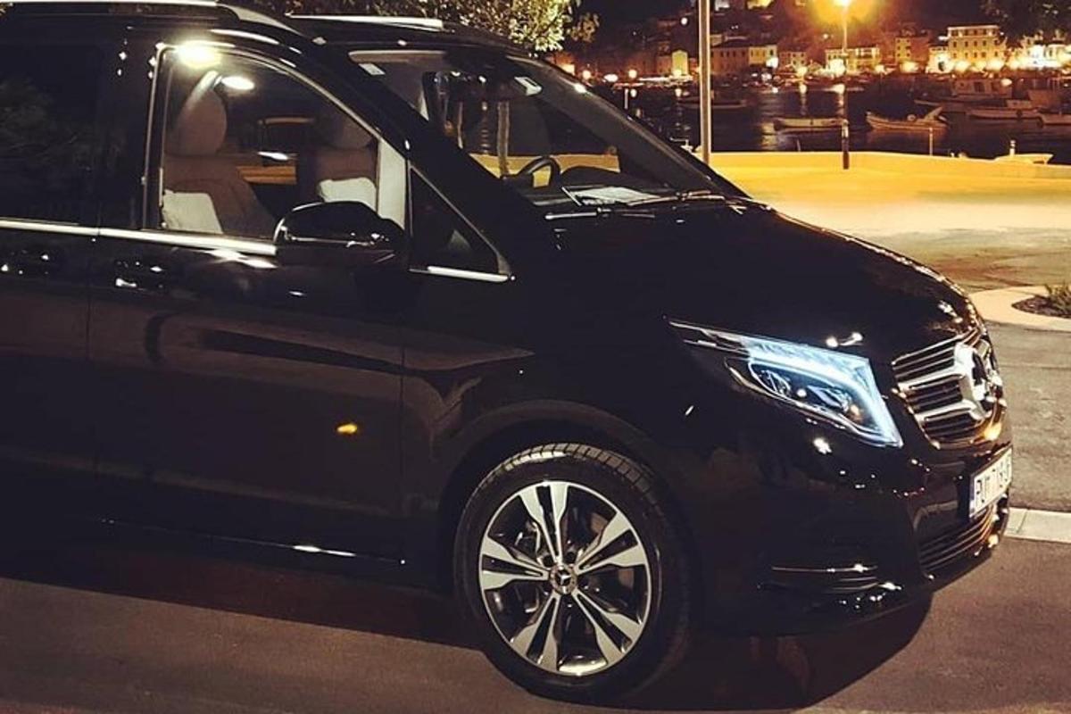 must auto pargitud öösel parklasse