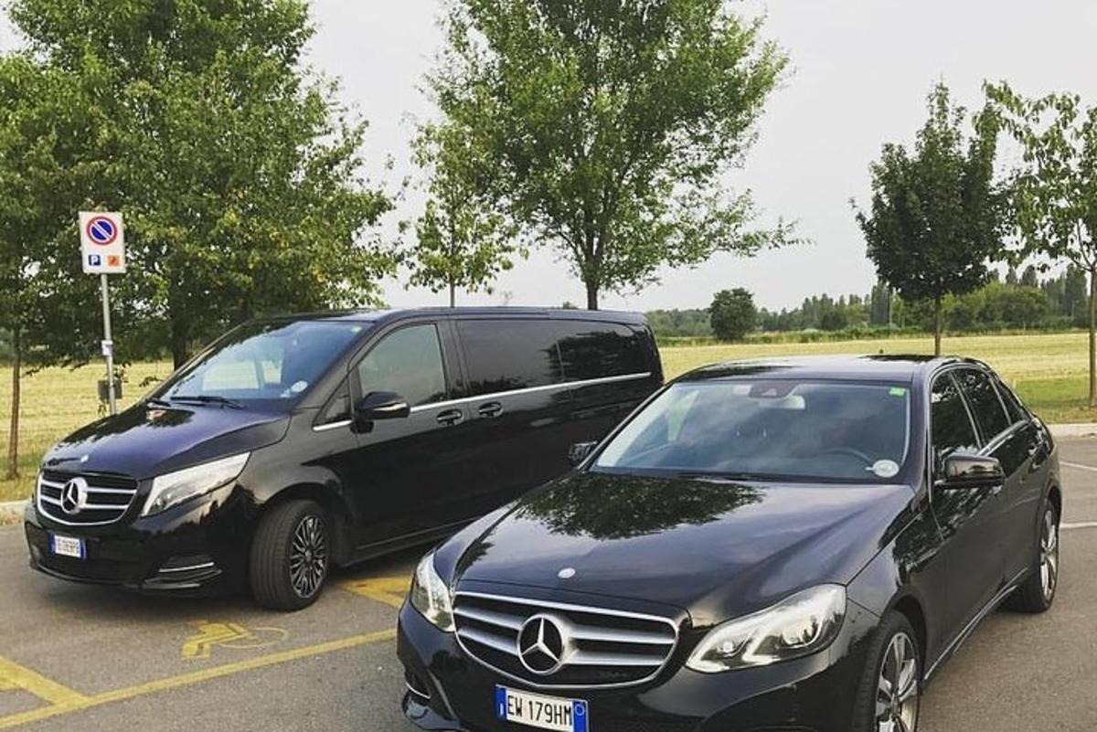 kaks autot pargitud üksteise kõrvale parklas