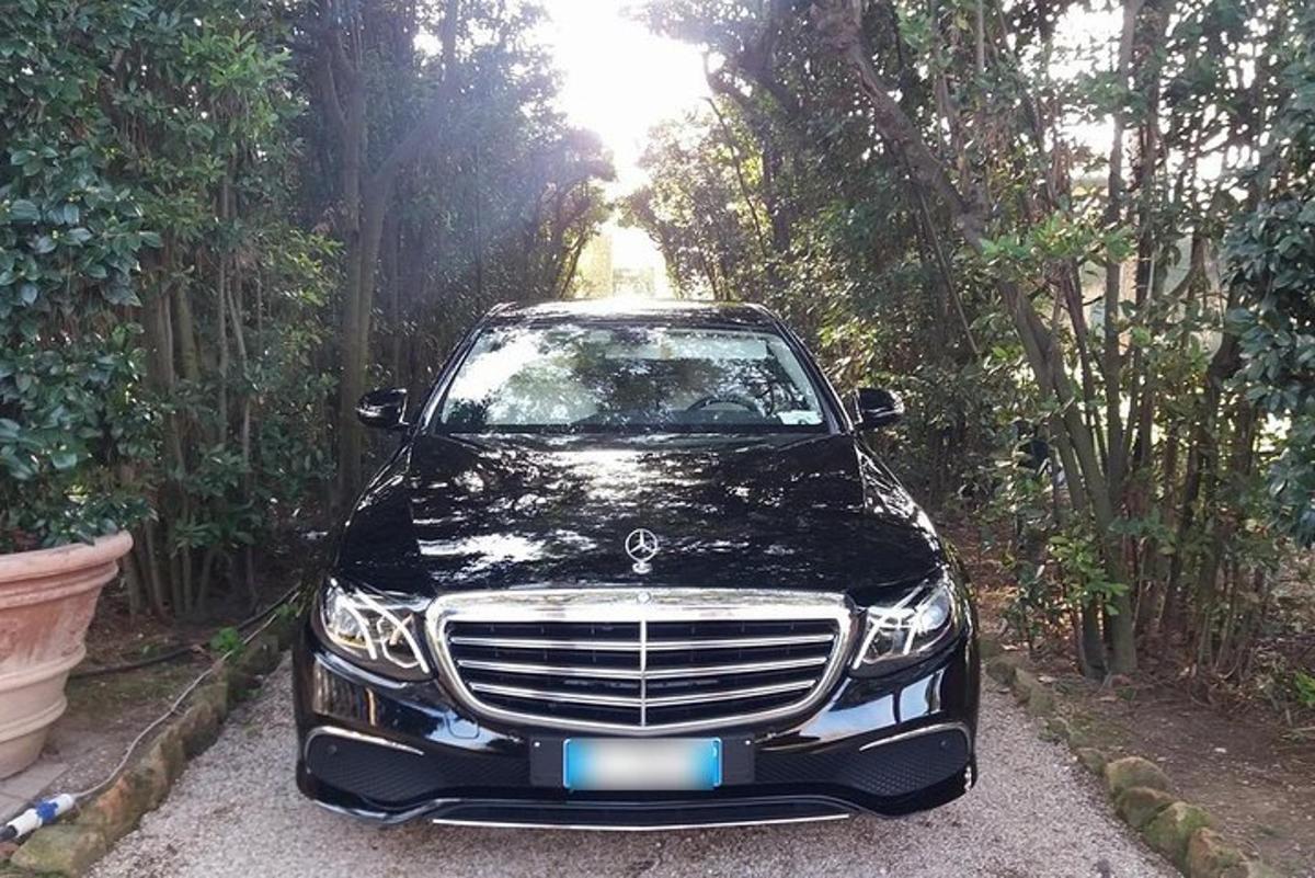 čierne auto zaparkované na prašnej ceste