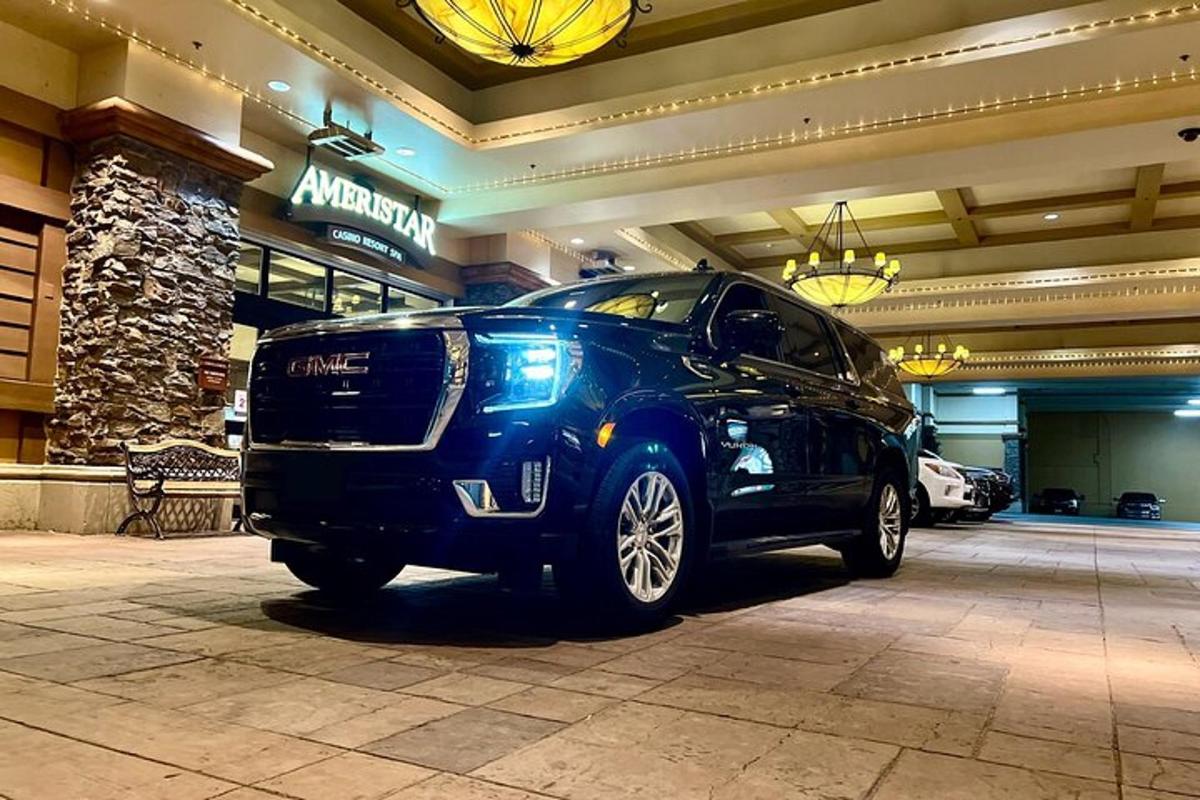 um SUV azul estacionado em frente a um shopping