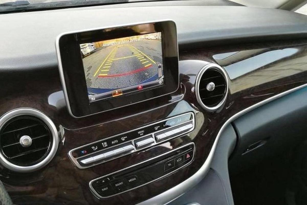 telefon bimbit di papan pemuka kereta