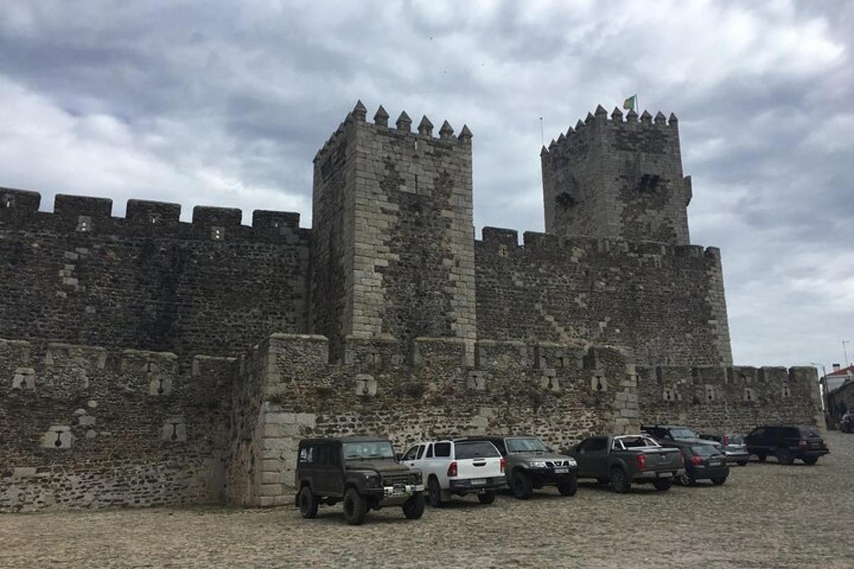 velký hrad s auty zaparkovanými před ním