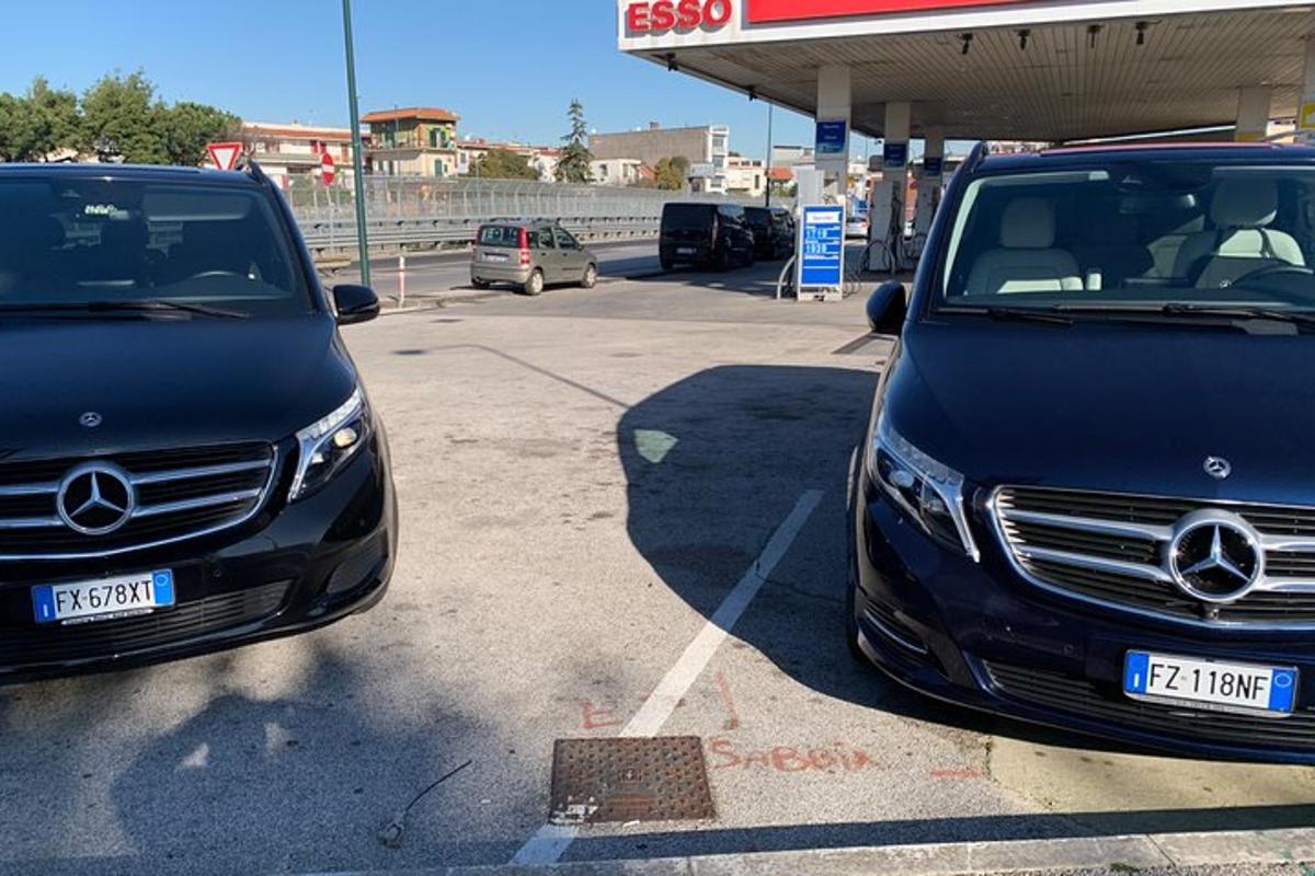 to biler står parkert ved en bensinstasjon