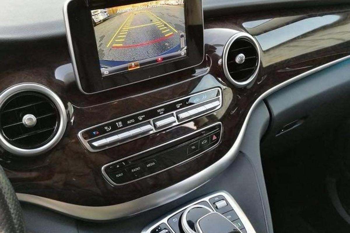 un teléfono celular en el tablero de un automóvil