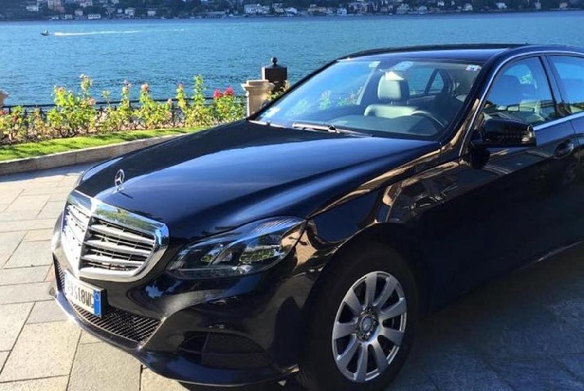 ein schwarzes Auto, das neben dem Wasser geparkt ist