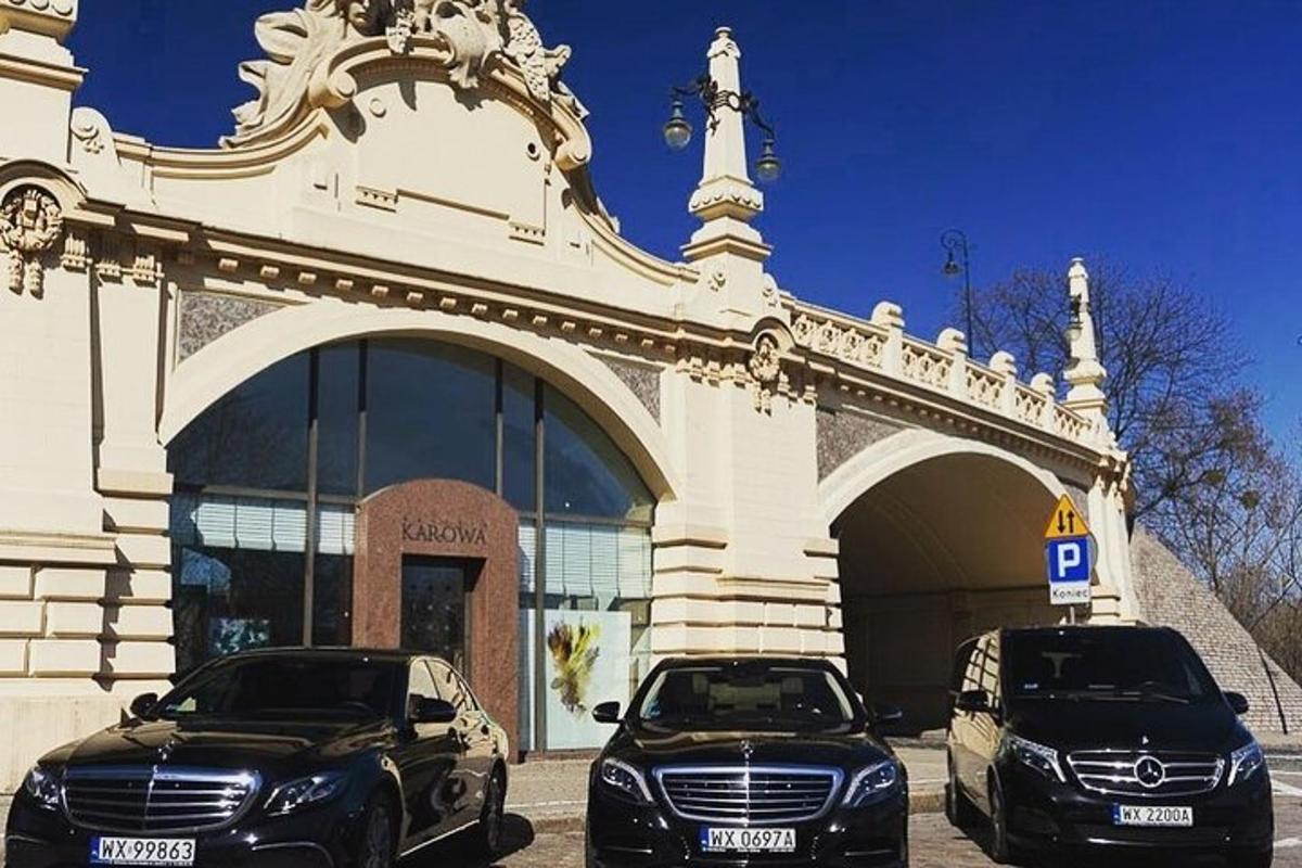 два аутомобила паркирана испред зграде