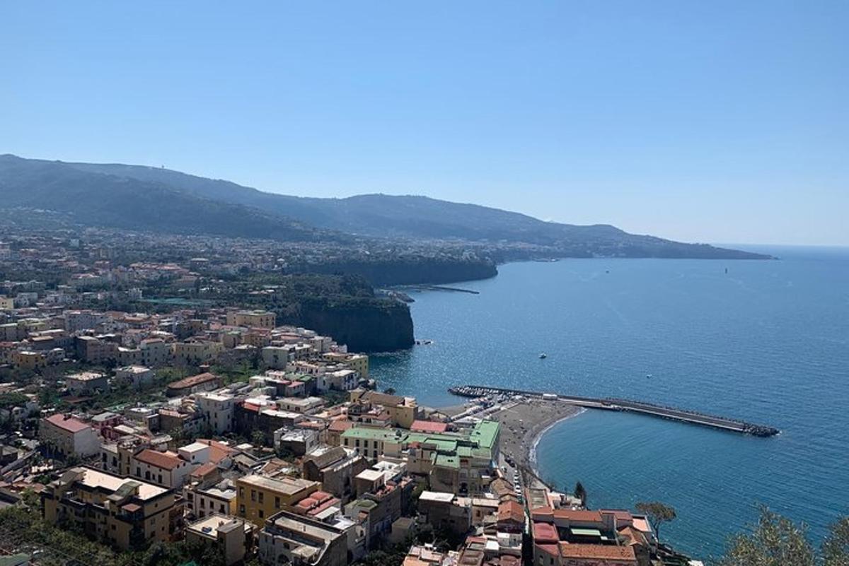una vista aerea di una città vicino a uno specchio d'acqua