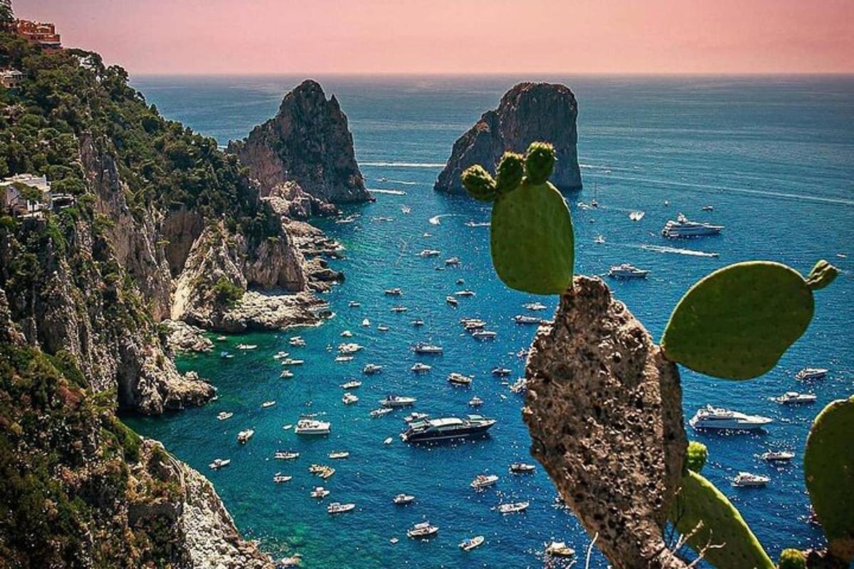 海湾景色，水中停泊着船只