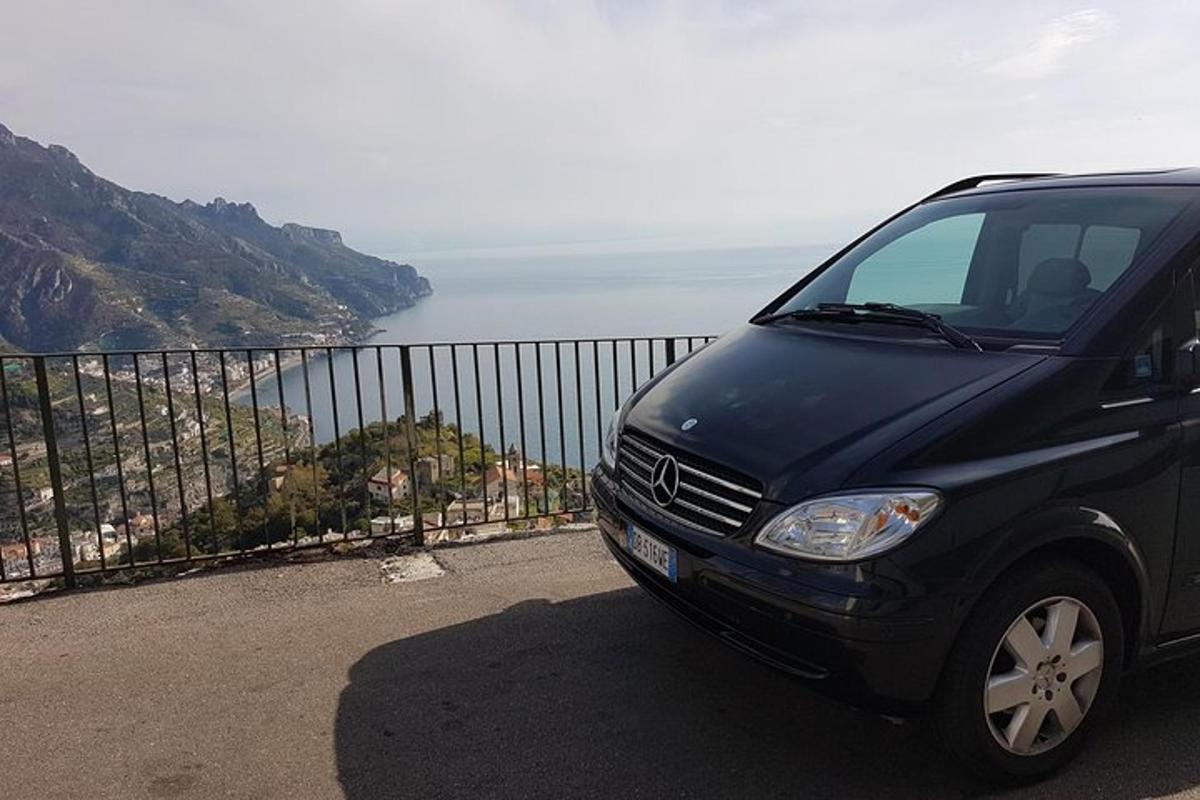 un'auto nera parcheggiata di fronte a una vista sull'oceano