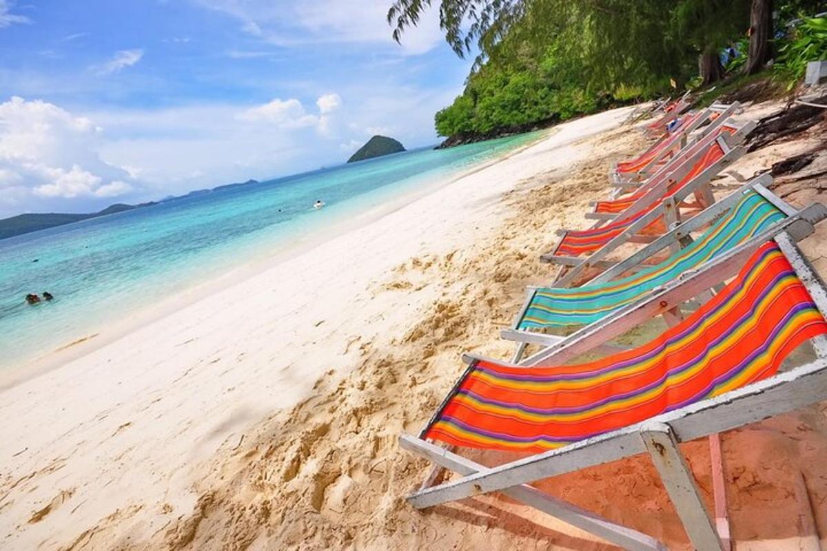 una fila di sedie a sdraio su una spiaggia