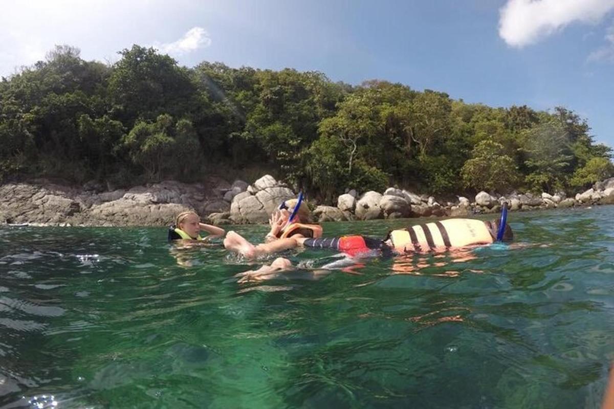 eine Gruppe von Menschen, die im Wasser liegen