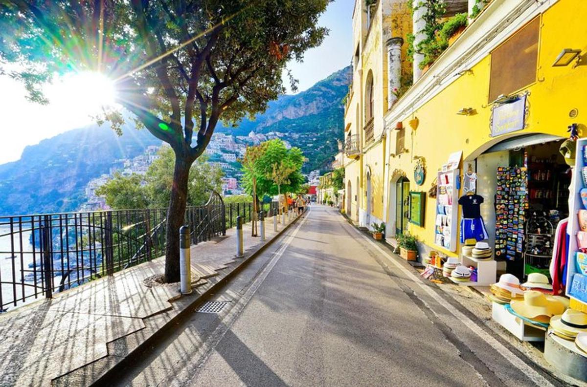una strada in una città con le montagne sullo sfondo