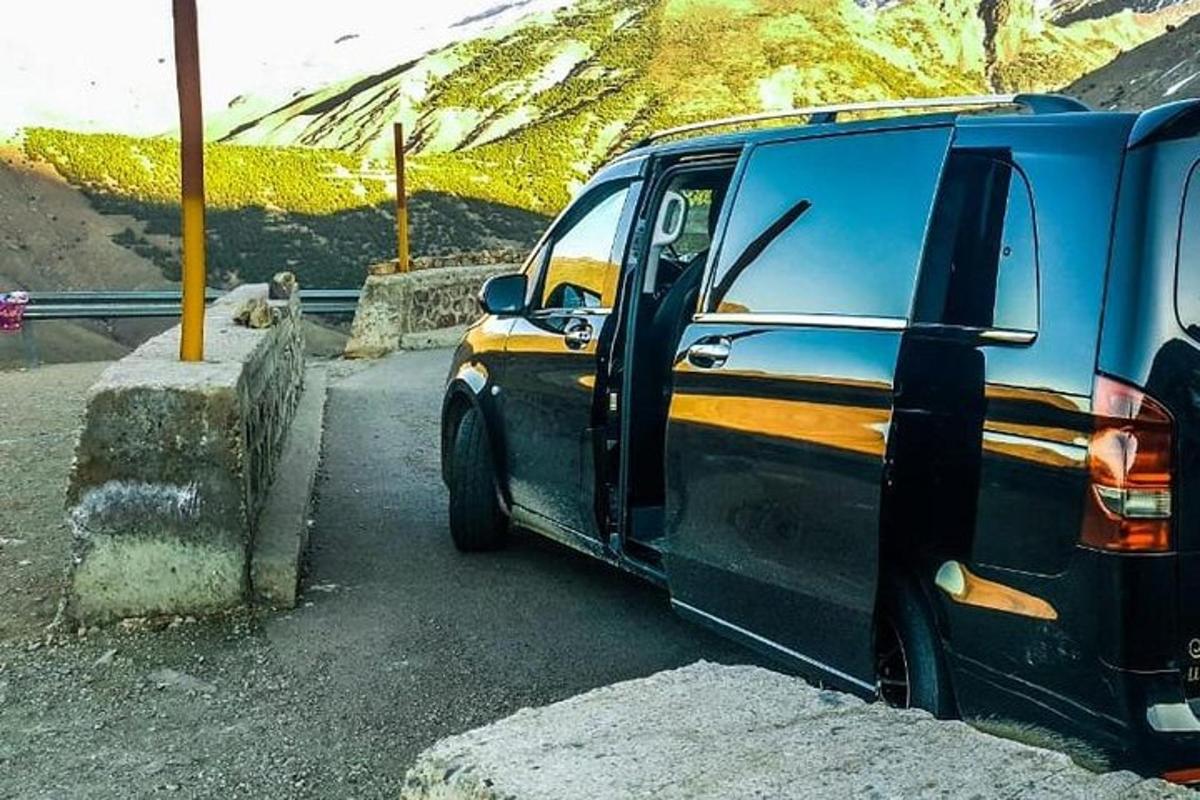 sebuah van yang diletakkan di tepi gunung