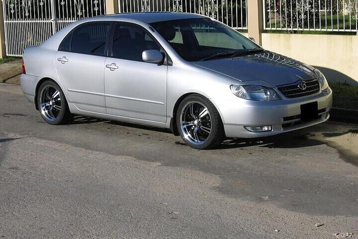 Un coche plateado aparcado al costado de una calle