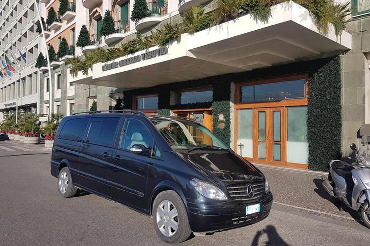 sininen pakettiauto pysäköitynä rakennuksen eteen