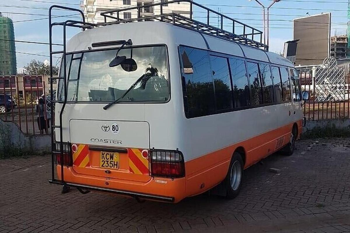 Un autobús naranja y blanco estacionado en una calle