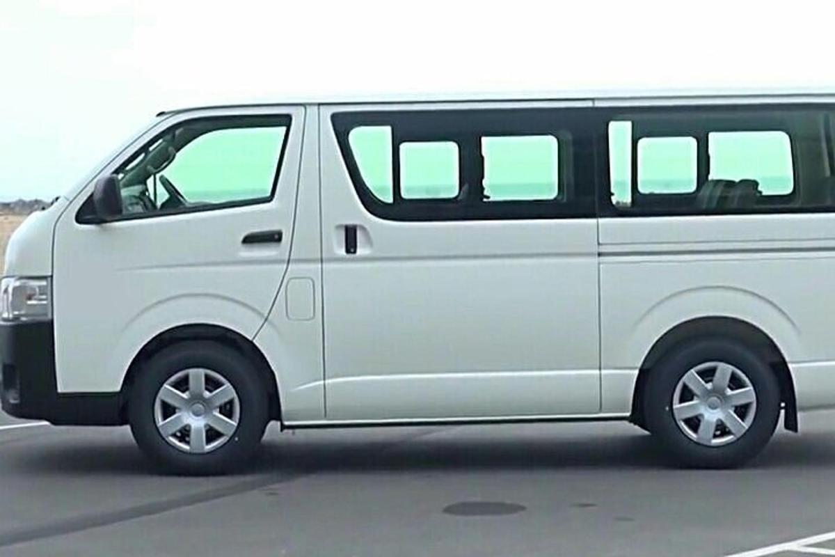 una camioneta blanca estacionada en un estacionamiento