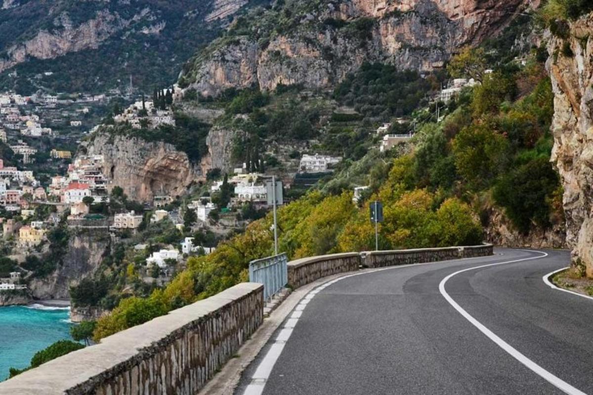 una carretera vacía en la ladera de una montaña