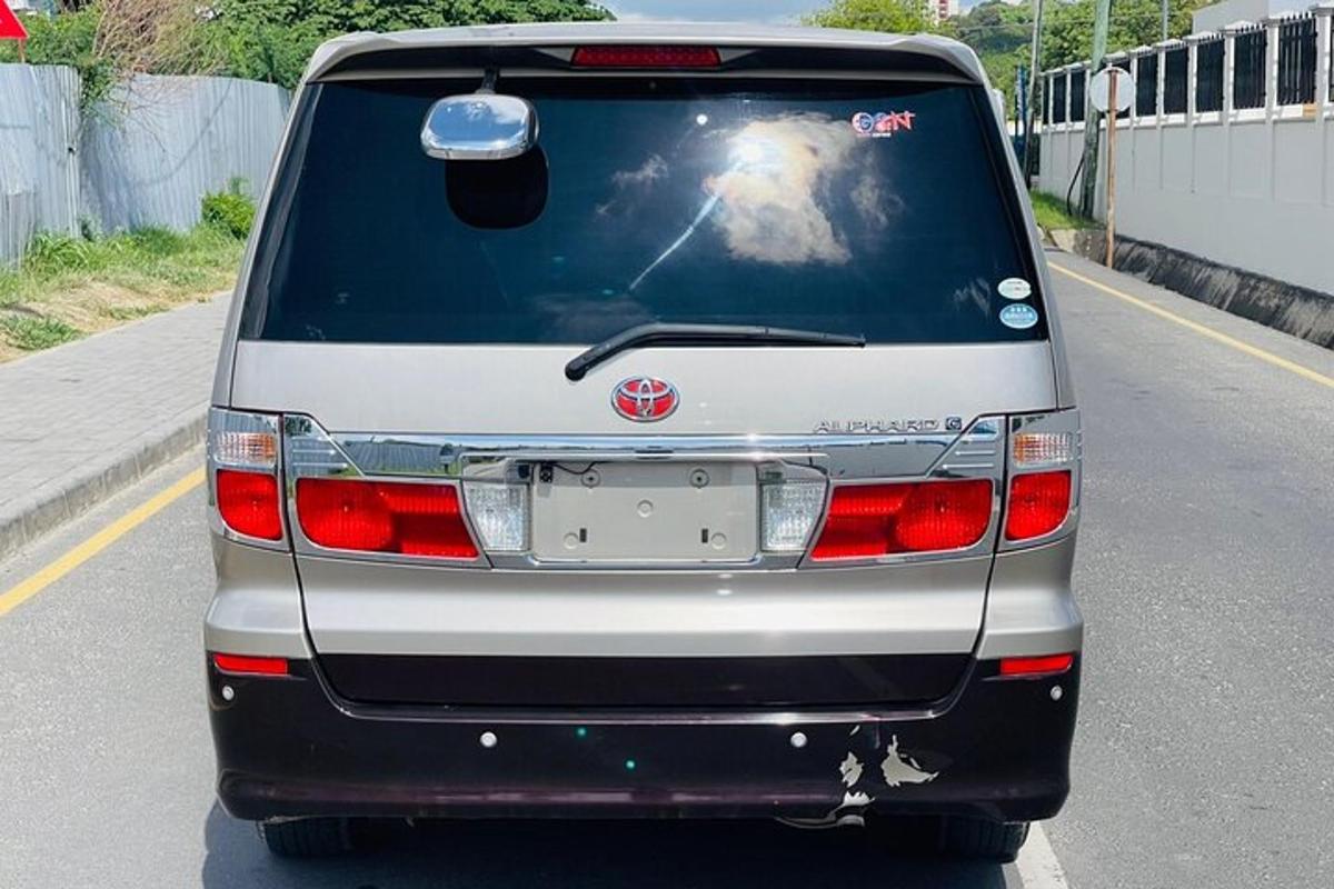 un furgone bianco è parcheggiato sul ciglio della strada
