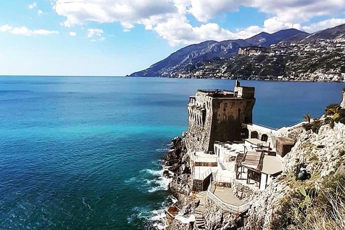 una vista di uno specchio d'acqua accanto a una montagna