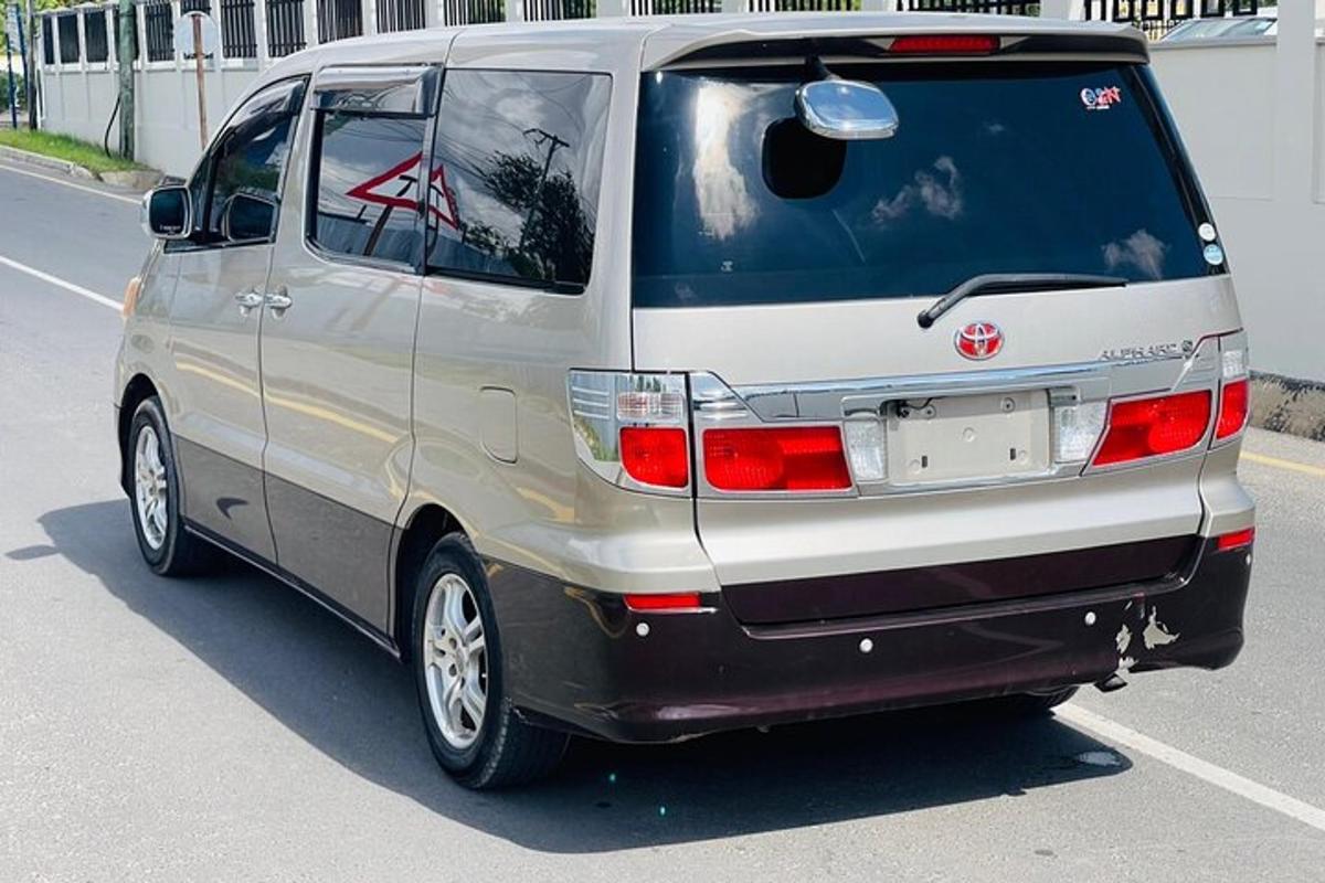 Sudraba furgons ir novietots autostāvvietā
