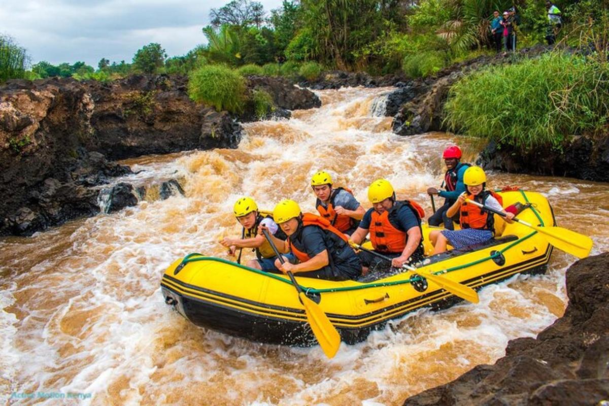 un gruppo di persone su una zattera in un fiume