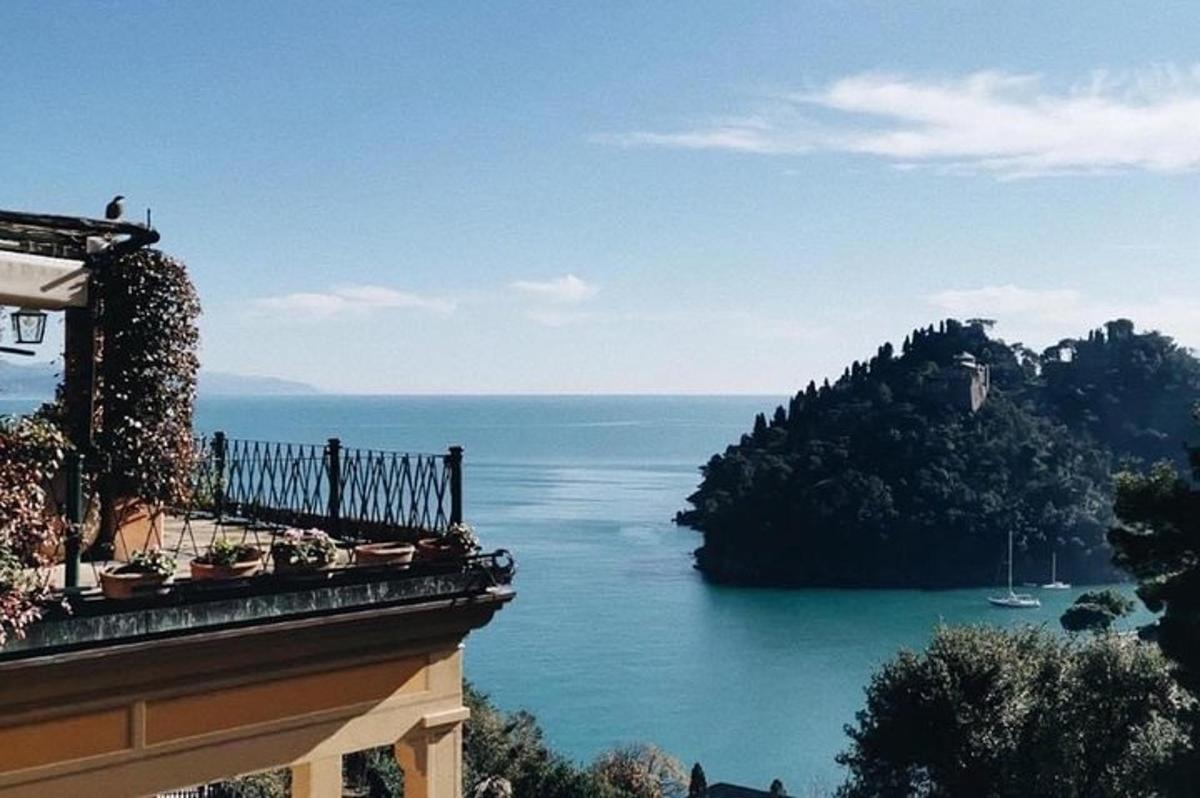 un balcone di un edificio con vista sull'oceano