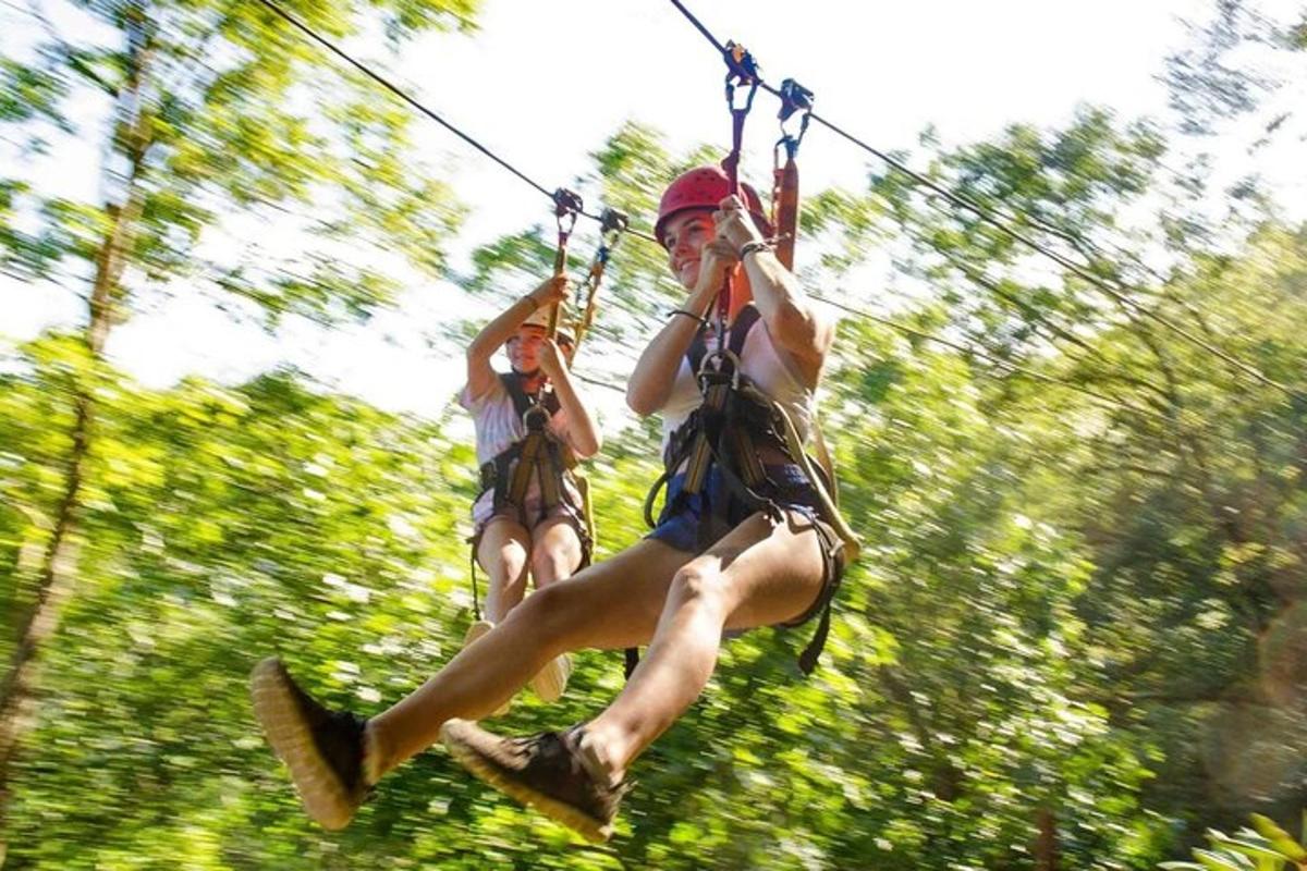 due persone stanno viaggiando su una teleferica