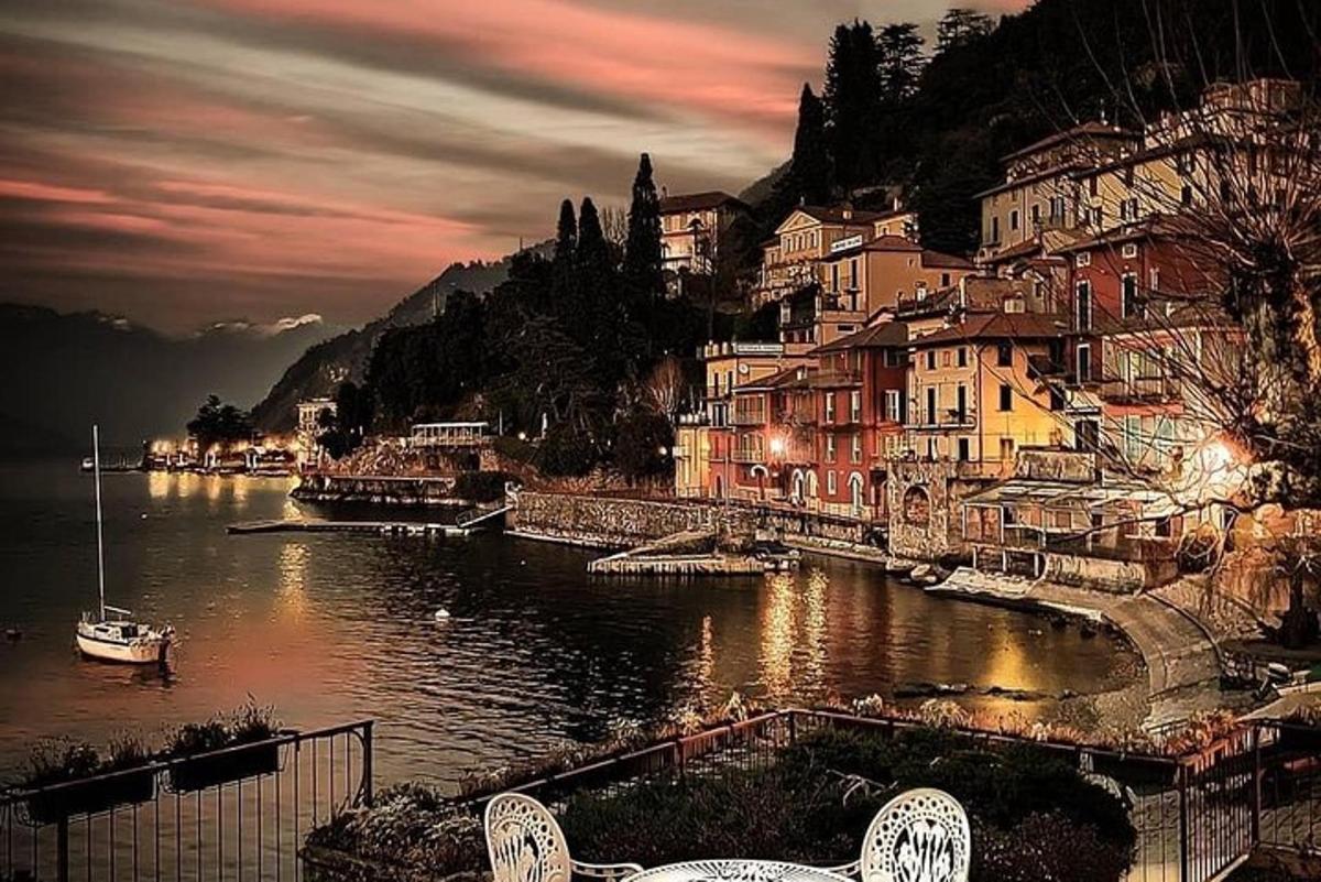 una vista di un fiume con edifici e una città