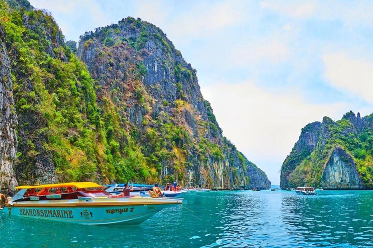 sekelompok perahu di air di depan tebing