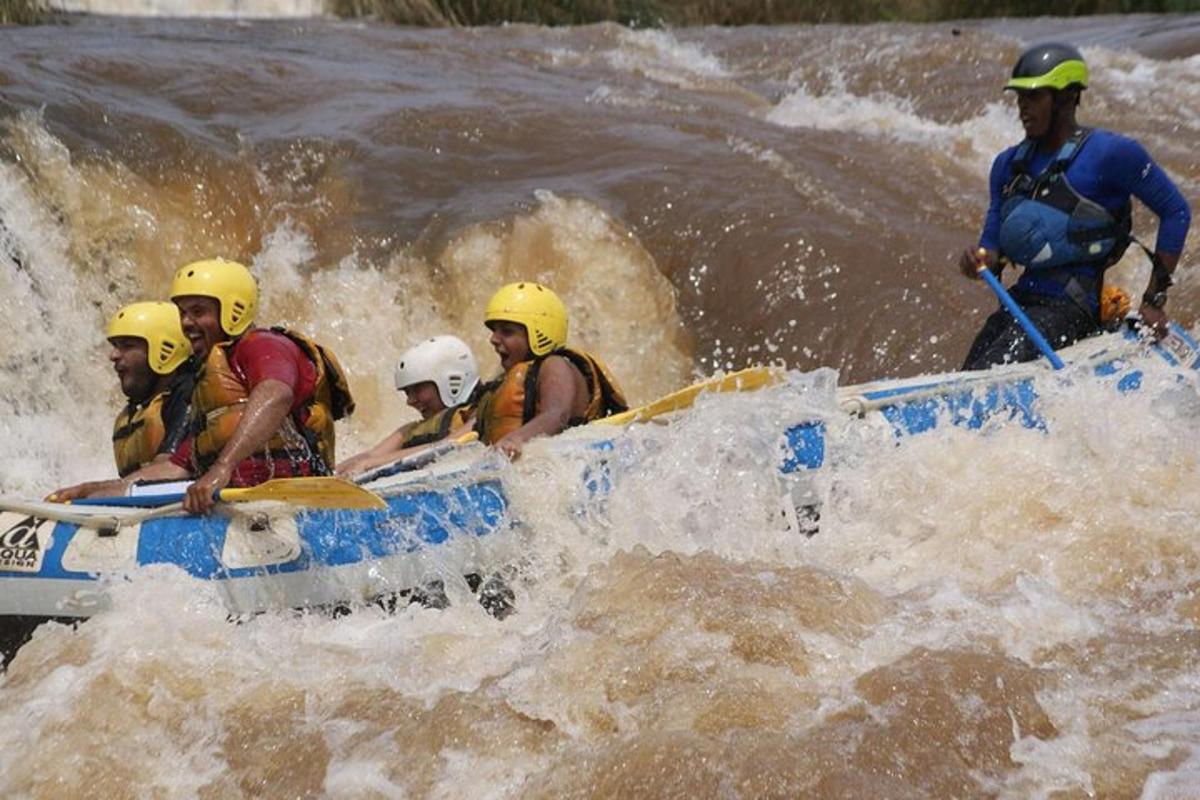 un gruppo di persone su una zattera in un fiume